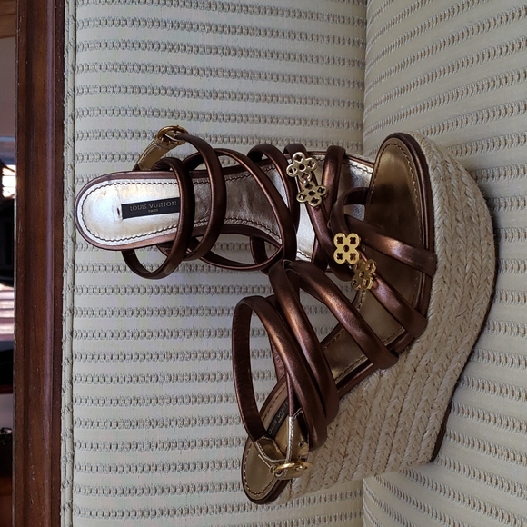LOUIS VUITTON WEDGE SANDALS LV CLOVER DETAILS - Picture 2 of 11